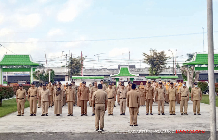 Bersiap ; ASN Pemerintah Kecamatan Gandusari melakukan upacara kemarin (14/8).