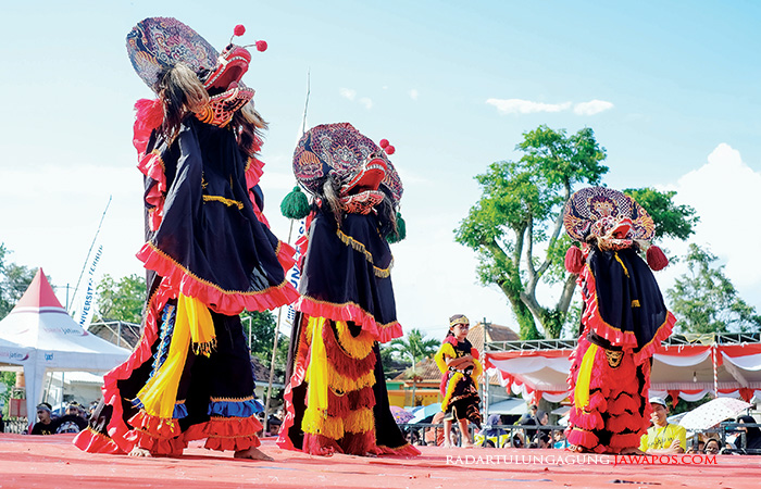 ANTUSIAS: Sejumlah penampil barongan unjuk kebolehan di Pasar Jaranan, Kelurahan Blitar, Kecamatan Sukorejo.