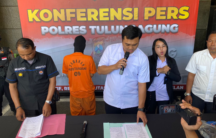 MEMALUKAN: Tampak MDS tertunduk lesu saat menjalani rilis pers atas kasus persetubuhan anak di bawah umur, di Mapolres Tulungagung, Selasa (15/8).
