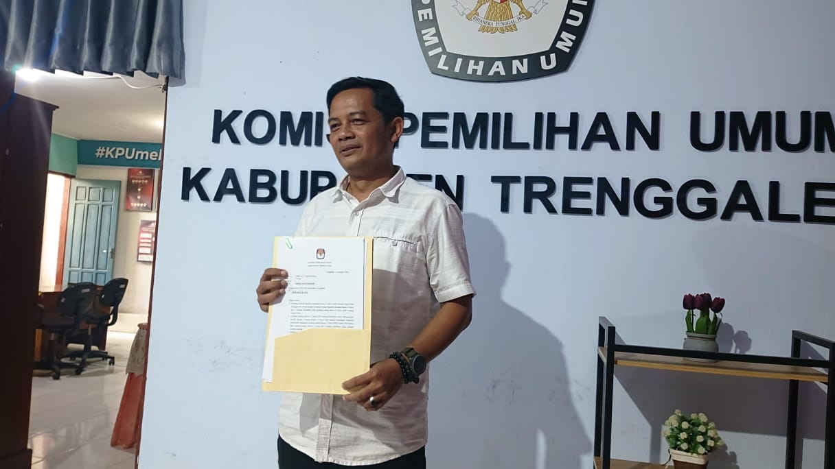 TETAP MASUK: Komisioner KPU  Trenggalek Divisi Hukum dan Pengawasan Imam Nurhadi menunjukkan surat yang nantinya dikirim sebagai jawaban atas somasi yang dilayangkan DPD PKS Trenggalek.