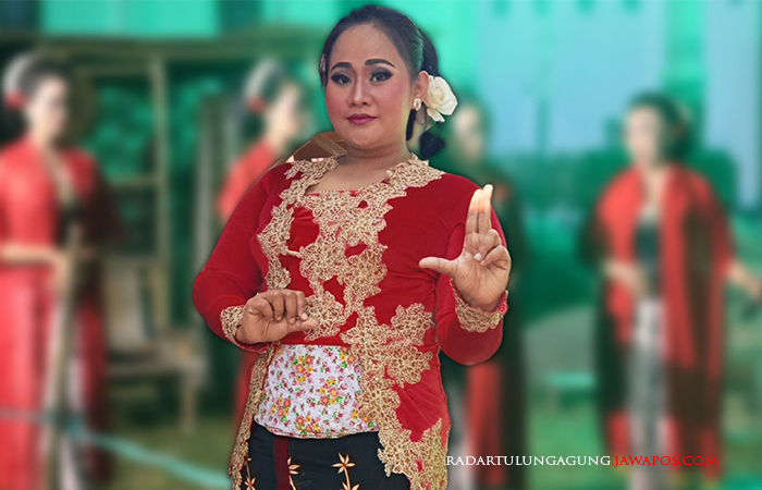 BERJIWA SENI: Mike melakukan persiapan sebelum mulai tampil di salah satu acara beberapa waktu lalu.