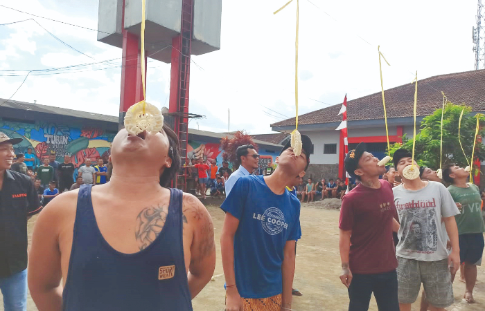 MERIAH: Warga binaan pemasyarakatan Lapas Kelas II B Tulungagung saat mengikuti lomba makan kerupuk di lapas.