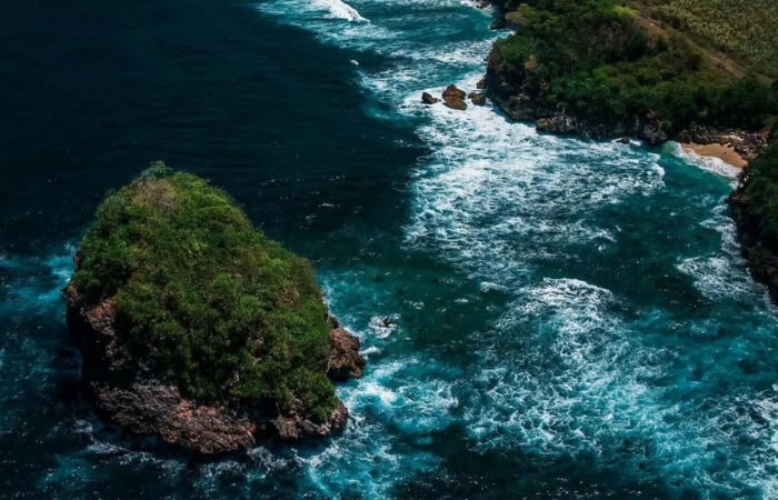 INDAH: Pantai Peh Pulo mendapat julukan Raja Ampat dari Blitar.