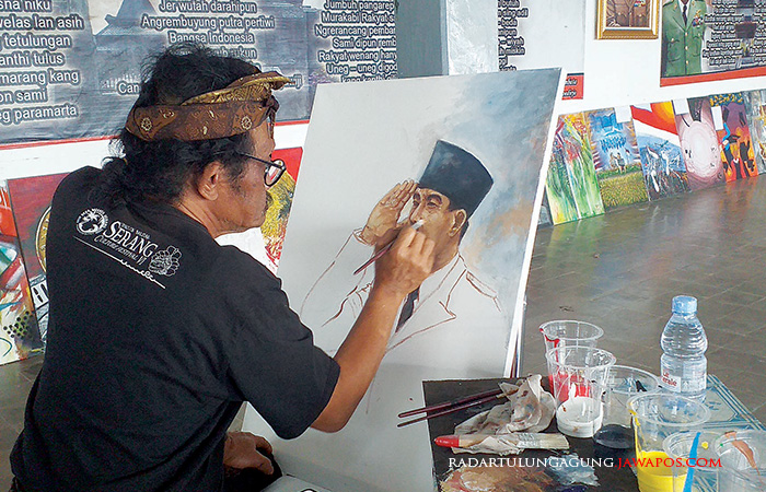 JIWA SENI: Pelukis menggoreskan tinta ke kanvas di Istana Gebang, kemarin.
