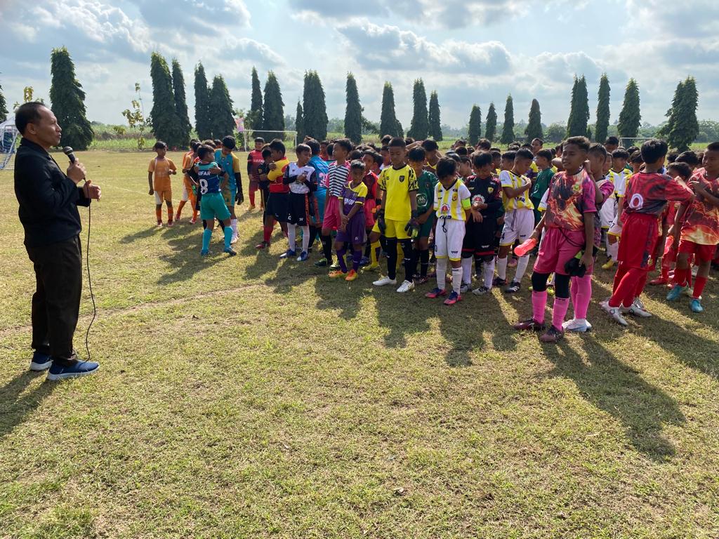 PEDULI: Ketua Askab PSSI Tulungagung Ahmad Baharudin membuka Festival Kompetisi U-11.