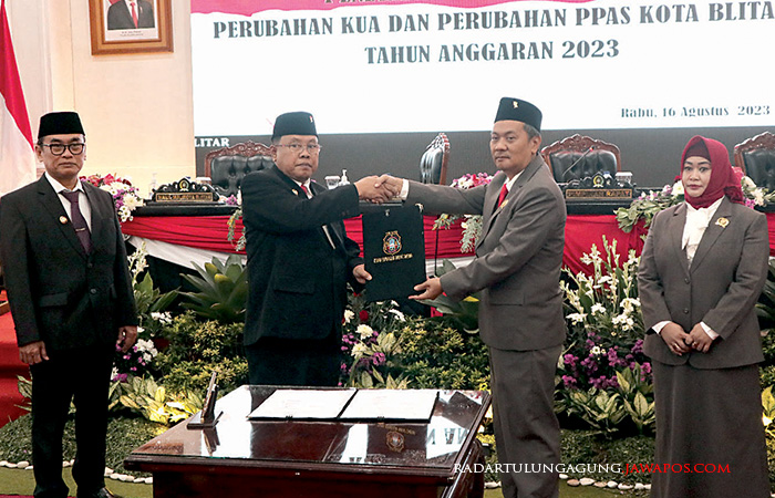 KOMPAK: Ketua DPRD Kota Blitar Syahrul Alim (dua dari kanan) menyerahkan laporan penandatanganan kesepakatan bersama perubahan KUA PPAS 2023 kepada Wali Kota Santoso, kemarin (16/8).