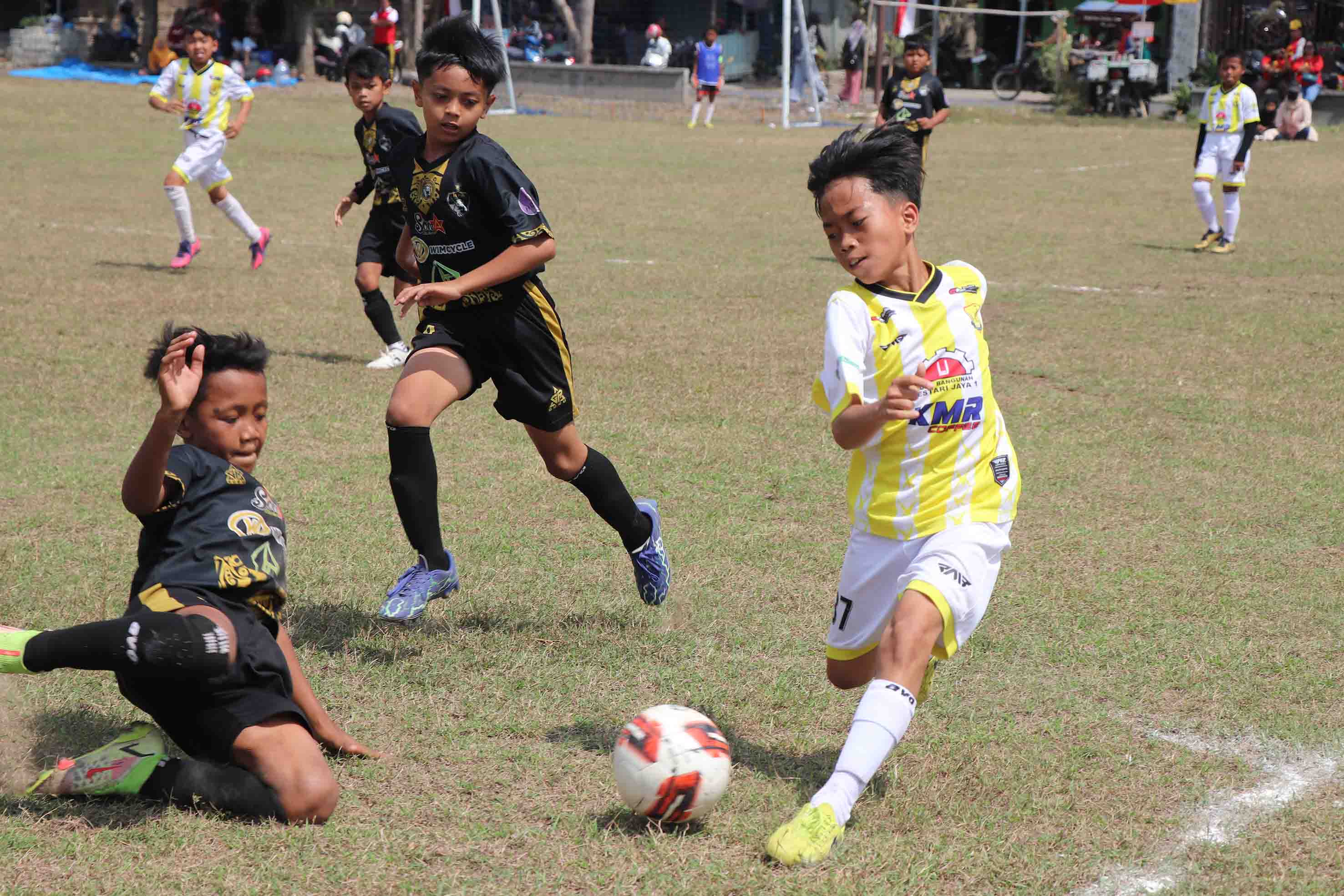 BERBAKAT: Pertandingan perdana Festival Kompetisi U-11 di Lapangan Boro, Kecamatan Kedungwaru, kemarin (18/8). Final akan dilaksanakan di Stadion Rejoagung, Minggu (20/8).