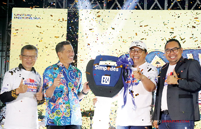 MANTAP: Sekda Kota Blitar Priyo Suhartono menyerahkan secara simbolis kunci mobil Suzuki All New Ertiga GL kepada Kepala Unit BRI Gawang Anang Budi Prasetyo.