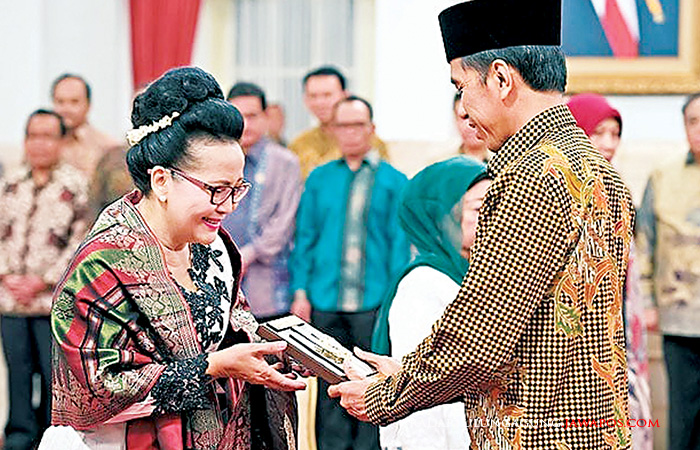BERJASA: Putri bungsu Sukarni, Emilia Iragiliati Sukarni menerima penghargaan dari Presiden Jokowi pada 2014 lalu.