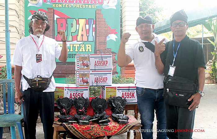 MERIAH ; Ketua PPAI Blitar Raya, Stevanus Rudy Widodo bersama beberapa pantia kontes ayam prestasi di Kelurahan Tanjungsari, Kecamatan Sukorejo, kemarin (20/8).