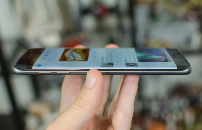 Layar Samsung Edge yang lengkung di kedua sisinya