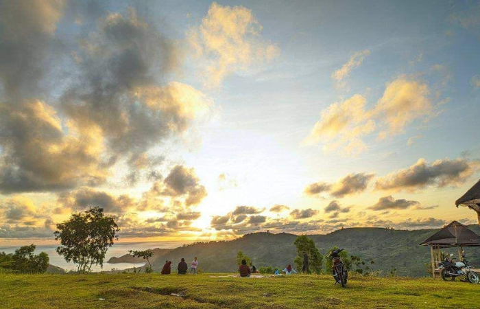 INDAH: Menikmati sunset di Gunung Gareng.