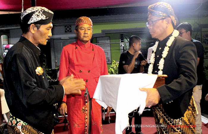 SAKRAL: Pemerintah Desa Plosorejo menggelar kirap panji dan pusaka untuk mengenang leluhur sekaligus peringati Hari Kemerdekaan Ke-78 RI.