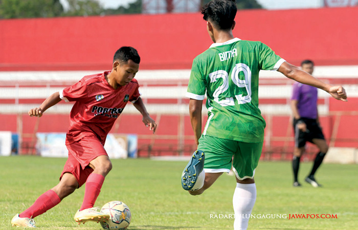 SALING SERANG: Pemain Askot Blitar berebut bola dengan pemain Askab Pasuruan dalam matchday terakhir pra porprov di Stadion Soepriadi, Kamis (17/8) lalu.