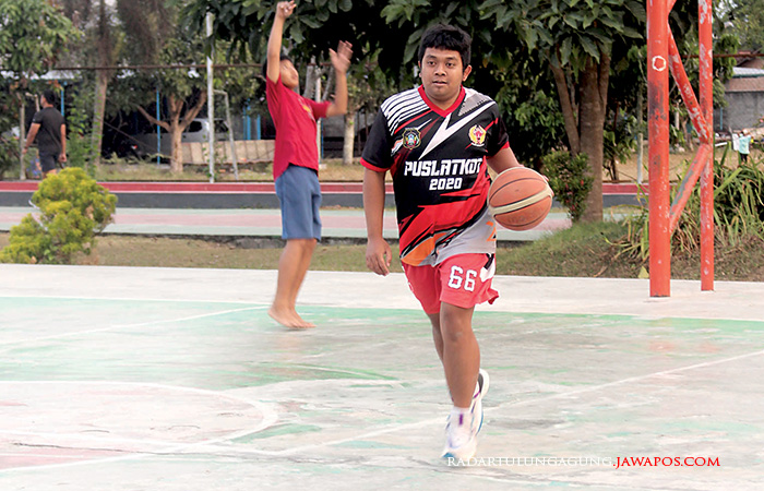 SEMANGAT: Warga berlatih basket di lapangan basket sport center kemarin (19/8).