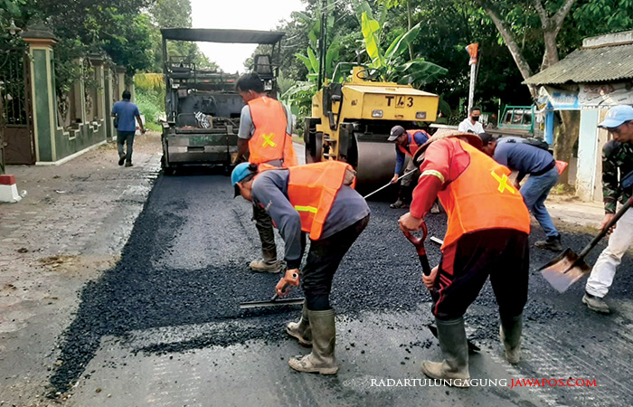 DIKEJAR WAKTU: Pekerja lapangan melakukan pengaspalan di wilayah Kanigoro beberapa waktu lalu.