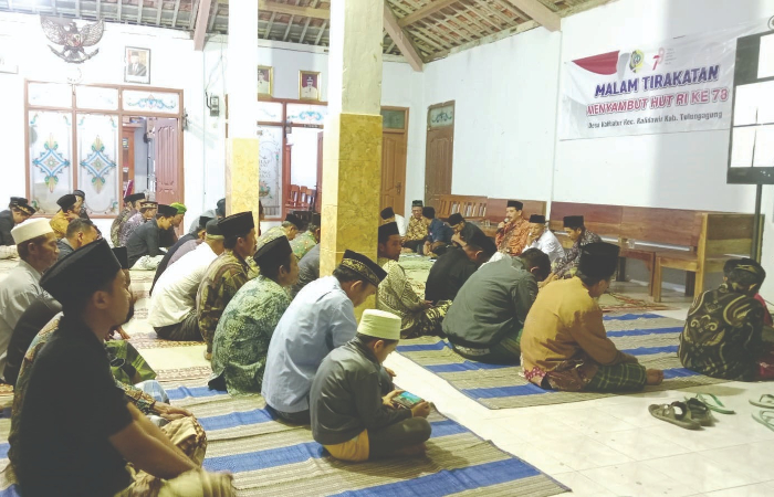 KHIDMAT: Masyarakat Desa Kalibatur mengikuti malam tirakatan di Pendapa Balai Desa Kalibatur, Rabu (16/8).