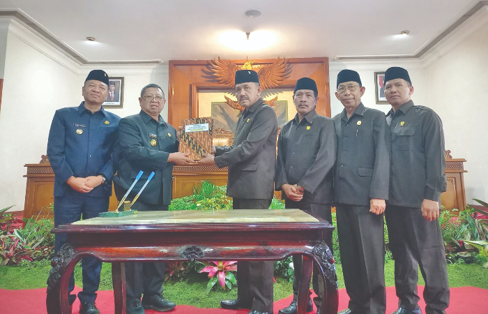UNTUK  PEMBANGUNAN:  Bupati Tulungagung  menerima nota  kesepakatan  KUA dan PPAS  APBD tahun 2024  serta rancangan  perubahan KUA&ndash; PPAS APBD tahun  anggaran 2023 dari  pimpinan DPRD  Tulungagung.