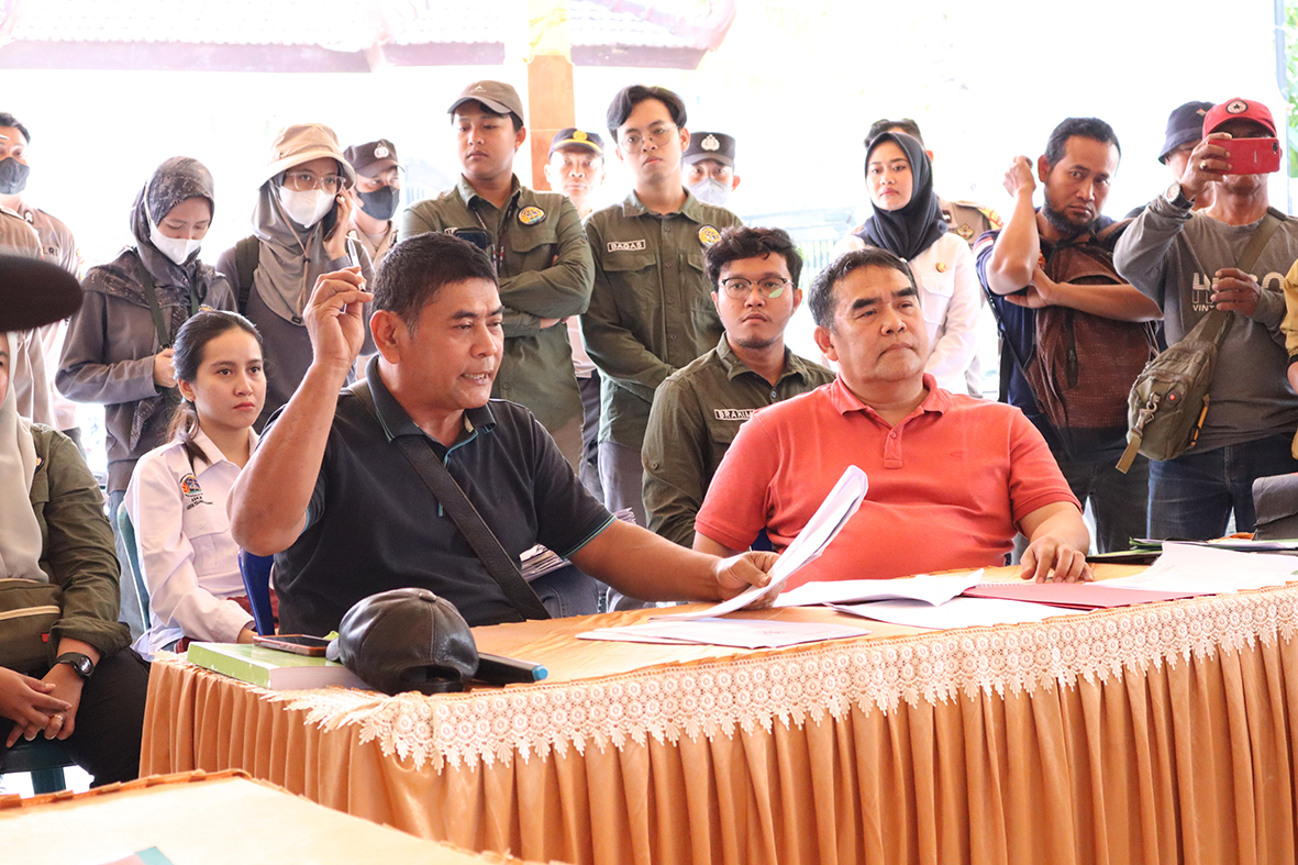 BELA HAK: Perwakilan ahli waris, Maizir Muqtafi (kiri), membacakan berbagai kejanggalan putusan eksekusi tanah di Desa Tanen, Kecamatan Rejotangan, Selasa (22/8/2023).