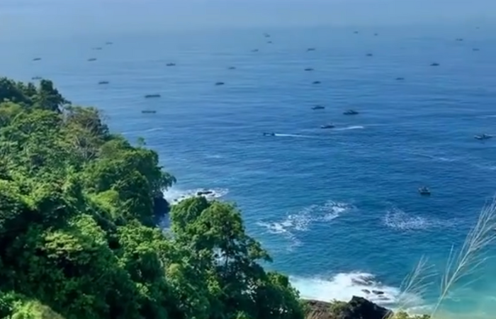PEMANDANGAN: Para nelayan yang sedang mencari ikan.