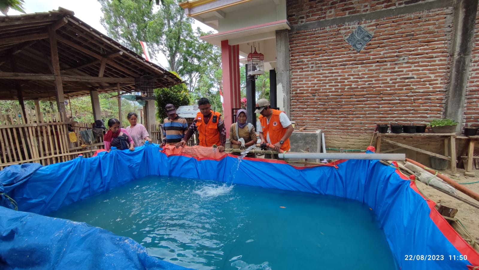 TETAP SIAGA: Petugas BPBD Trenggalek melakukan dropping air di dua desa wilayah Kecamatan Panggul yang permintaannya bertambah hingga dua kali lipat.