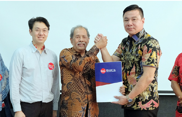 KOMITMEN: Rektor IIK Bhakta Kediri Prof Zainuddin teken kerjasama dengan Pemkab Kaimana Papua Barat dalam mendukung pengembangan pendidikan kesehatan di Indonesia Timur.