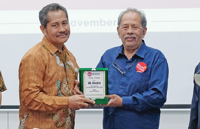 TINGKATKAN SDM : IIK Bhakti Wiyata Kediri berkolaborasi dengan Pemkab Kaimana Papua Barat, Pemprov NTB dan NTT dalam mencetak tenaga kesehatan berkompeten dan berkeadilan.