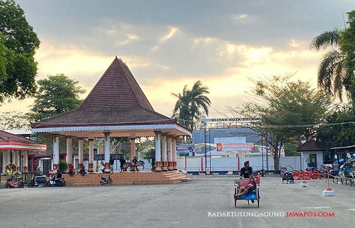 RAMAI: Suasana PIPP Kota Blitar pada sore hari, Senin (21/8). Jadi lokasi penjualan oleh-oleh dan transit para wisatawan.