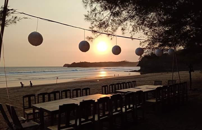 Spot yang indah saat di Pantai Serang pada sore hari