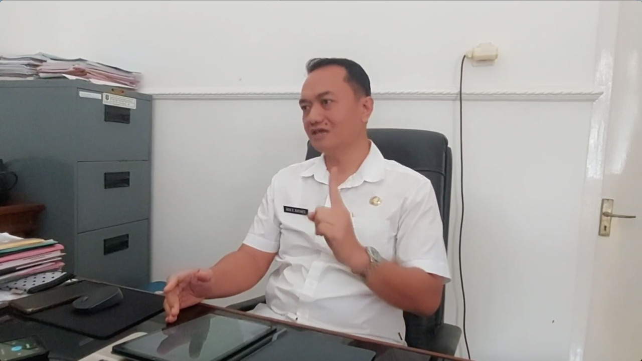 BERI JAWABAN : Kepala DPMD Trenggalek Agus Dwi Karyanto ketika di konfirmasi awak media.