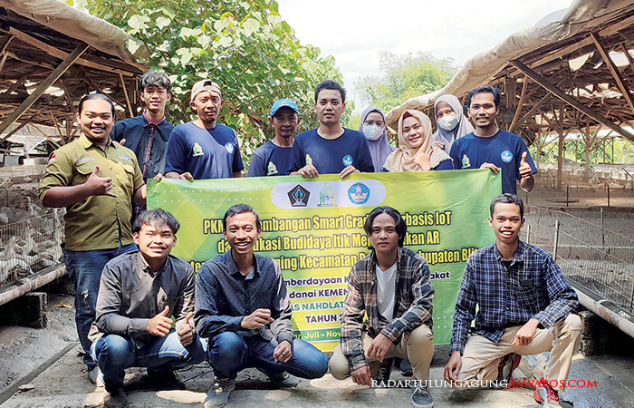 INOVATIF: Dosen dari prodi peternakan dan ilmu komputer UNU Blitar di peternakan itik pedaging UD MAKMUR di Desa Candirejo, Kecamatan Ponggok, kemarin (23/8).