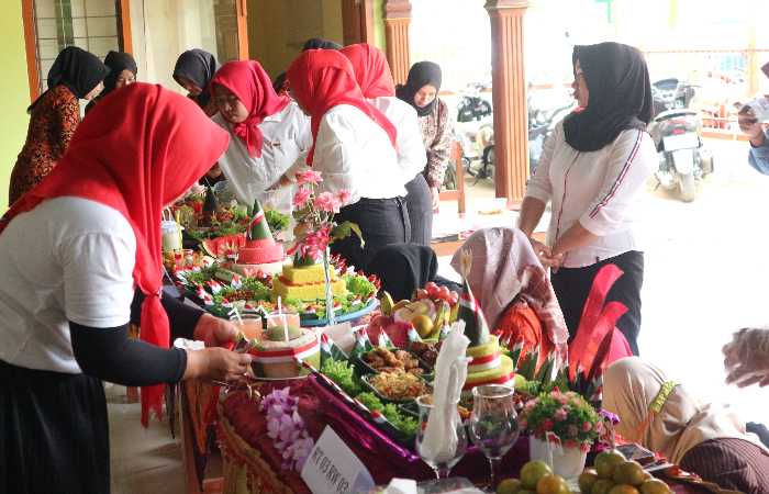 PENUH KREASI: Lomba kreasi tumpeng yang diikuti oleh kelompok ibu-ibu PKK dari 20 RT Desa Penjor.