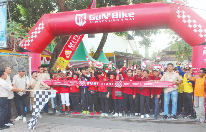 MERIAH : Para peserta jalan sehat peringatan Hapernas, yang sedang bersiap di garis start.