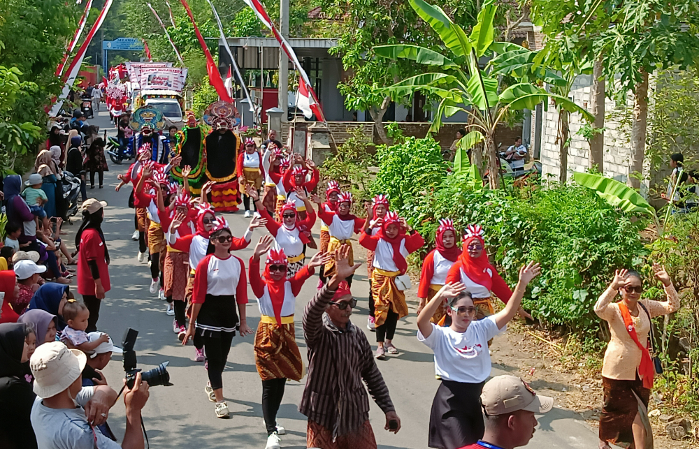 MERIAH: Pawai karnaval Desa Kedungcangkring mulai dari tingkat TK, SD, serta seluruh elemen masyarakat pada Minggu (20/8).