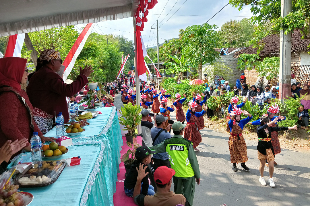 MERIAH: Pawai karnaval Desa Kedungcangkring mulai dari tingkat TK, SD, serta seluruh elemen masyarakat pada Minggu (20/8).