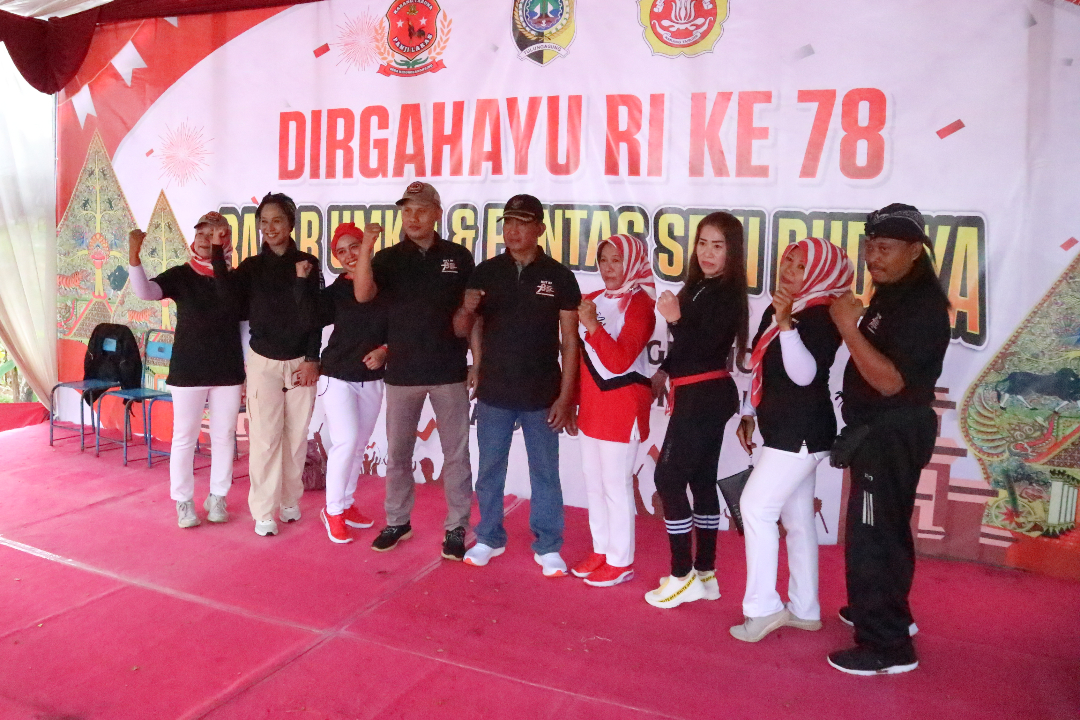 Kepala Desa Kedungcangkring dan pejabat desa berfoto bersama setelah acara senam masal.