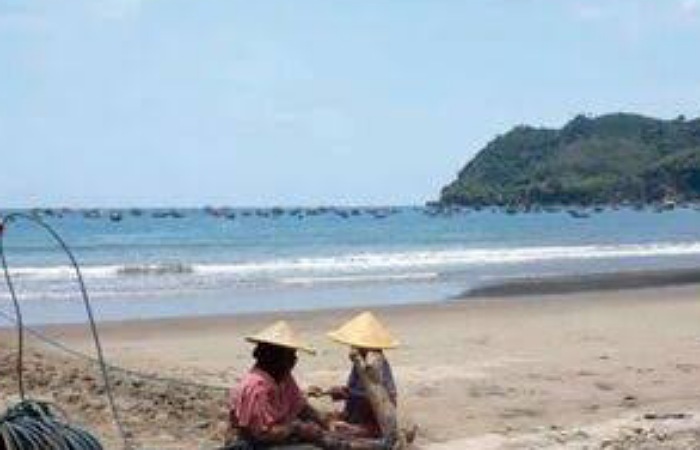 Selain menjadi pelabuhan ikan laut, Pantai Sine juga menyuguhkan sunrise indah.