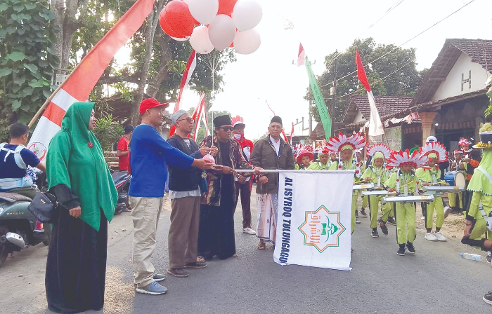 SEMANGAT: Pemberangkatan jalan sehat Lembaga Pendidikan Al Isyroq Tulungagung pada Minggu (27/8).