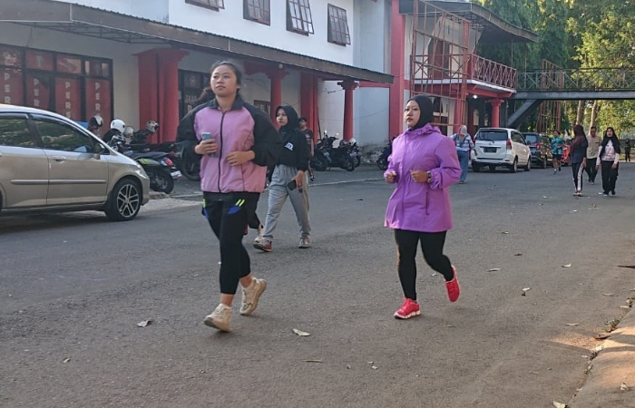 AGAR TETAP BUGAR: Dua pemudi sedang berolahraga lari untuk menjaga kesehatan tubuh di lingkup Stadion Menak Sopal Trenggalek.