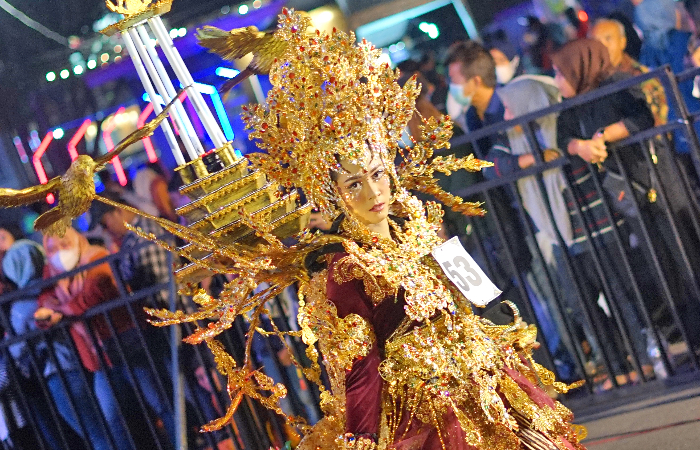 KREATIF: Peserta  Tulungagung Night  Carnival memanfaatkan  barang bekas untuk  dijadikan kostum.