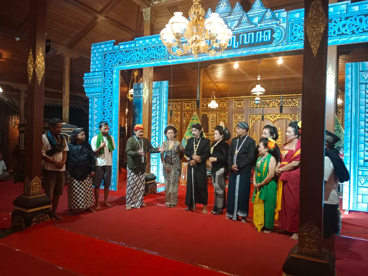 SUKSES: Seluruh pemain ludruk berjudul Treteg Ngujang berada di atas pentas.