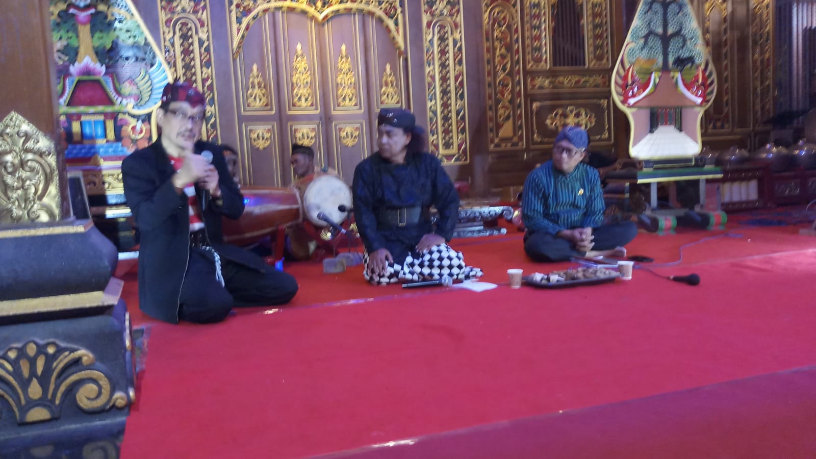 GAYENG: Sarasehan digelar sebelum pementasan ludruk.