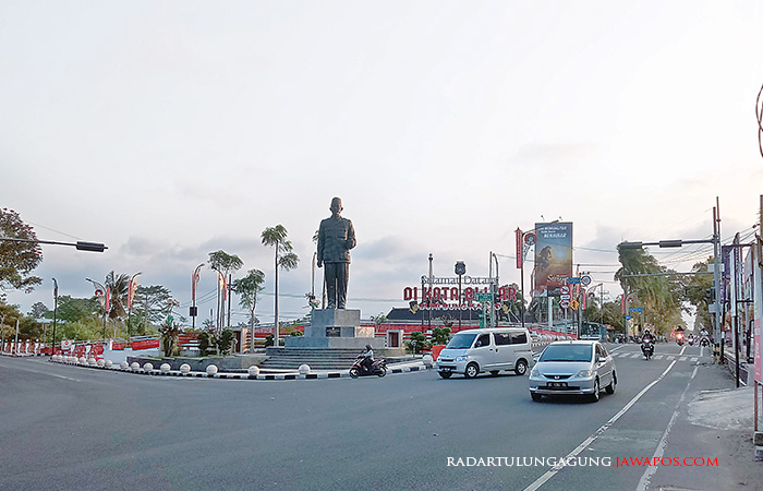 IKONIK: Simpang tiga herlingga menjadi pintu masuk kendaraan dari luar daerah. Seiring waktu mobilitas kendaraan di kota kian meningkat.