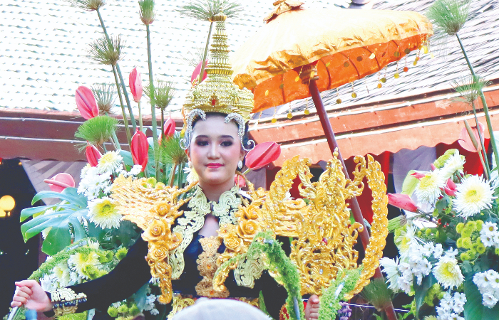CANTIK:  Siswi SMPN 1  Tulungagung Az  Zahra Ramadhanti R  berperan sebagai Ratu  Tribuana Tunggadewi  mengendarai kereta  kencana pada Pawai  Bhinneka tingkat pelajar.