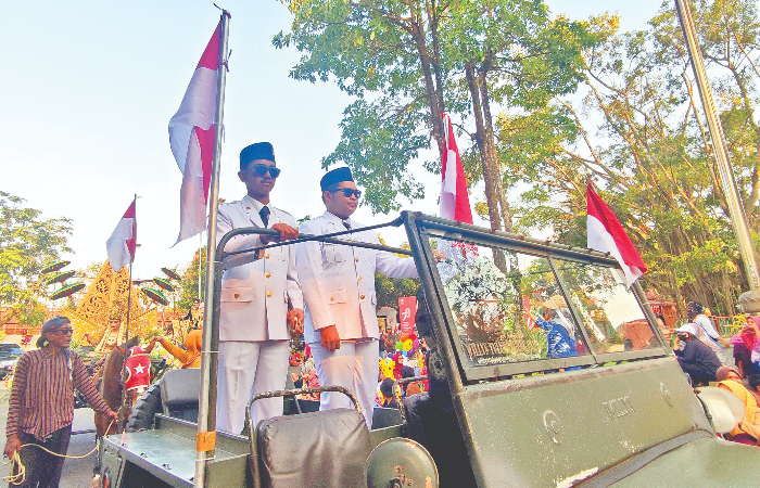 BERWIBAWA: Hafizh Rafi  Rahagi dan Saga Febrinojati  Nusantoro, siswa SMAN 1  Kedungwaru berperan  sebagai Soekarno dan  Mohammad Hatta.