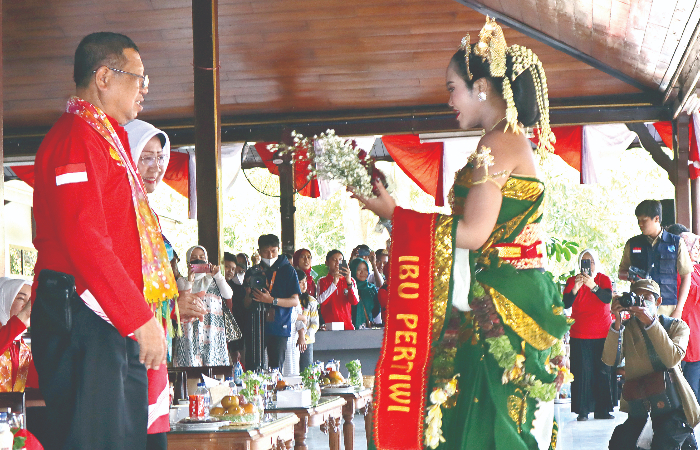SEMRINGAH: Livia  Azahra R, siswa SMPN 1  Tulungagung berperan  sebagai Ibu Pertiwi pada  Pawai Bhinneka tingkat  pelajar, memberikan  buket bunga pada Bupati  Tulungagung Maryoto  Birowo.