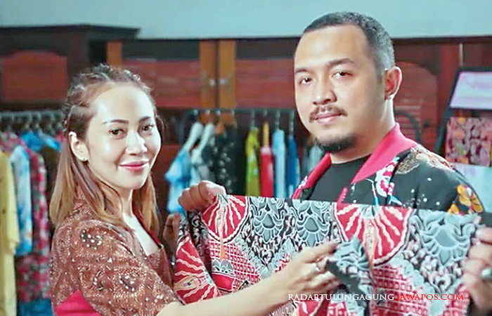 BANGGA: Yogi Rosdianta dan sang istri, Santika Mawar menunjukkan salah satu kreasi batiknya yang laris di pasar internasional