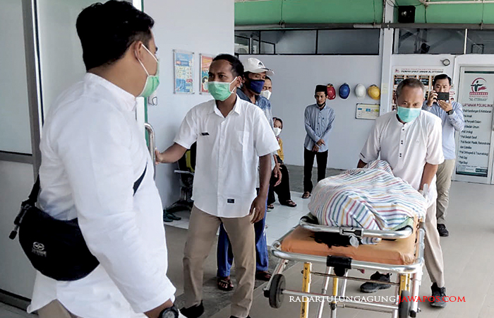 Kehilangan: Jenazah AJH saat berada di RS AL-Ittihat Kecamatan Srengat setelah dilakukan perawatan.