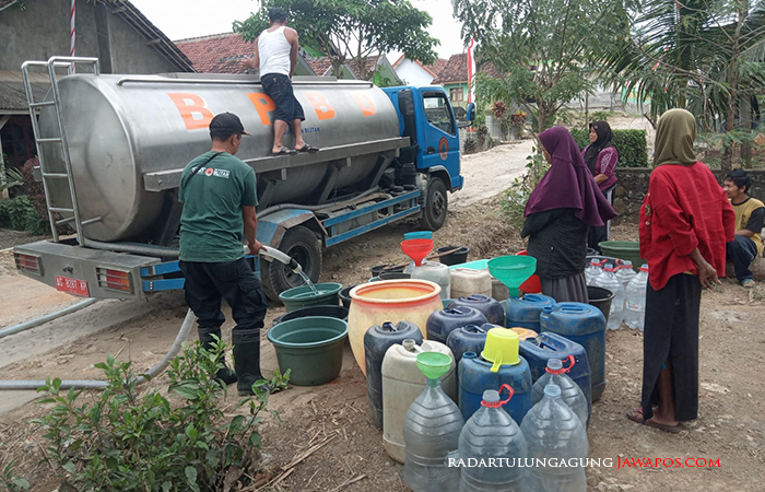 ANTRE DULU: Warga Desa Tugurejo, Kecamatan Wates menerima dropping air bersih dari Pemkab Blitar.