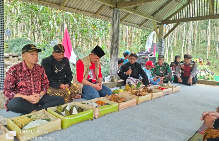 KHIDMAT: Wakil Bupati Tulungagung Gatut Sunu Wibowo (kiri) bersama Ketua DPRD Tulungagung Marsono dan  Kepala Desa Nglurup Suji menghadiri acara Grebeg Suro di Kedung Minten, beberapa waktu lalu.